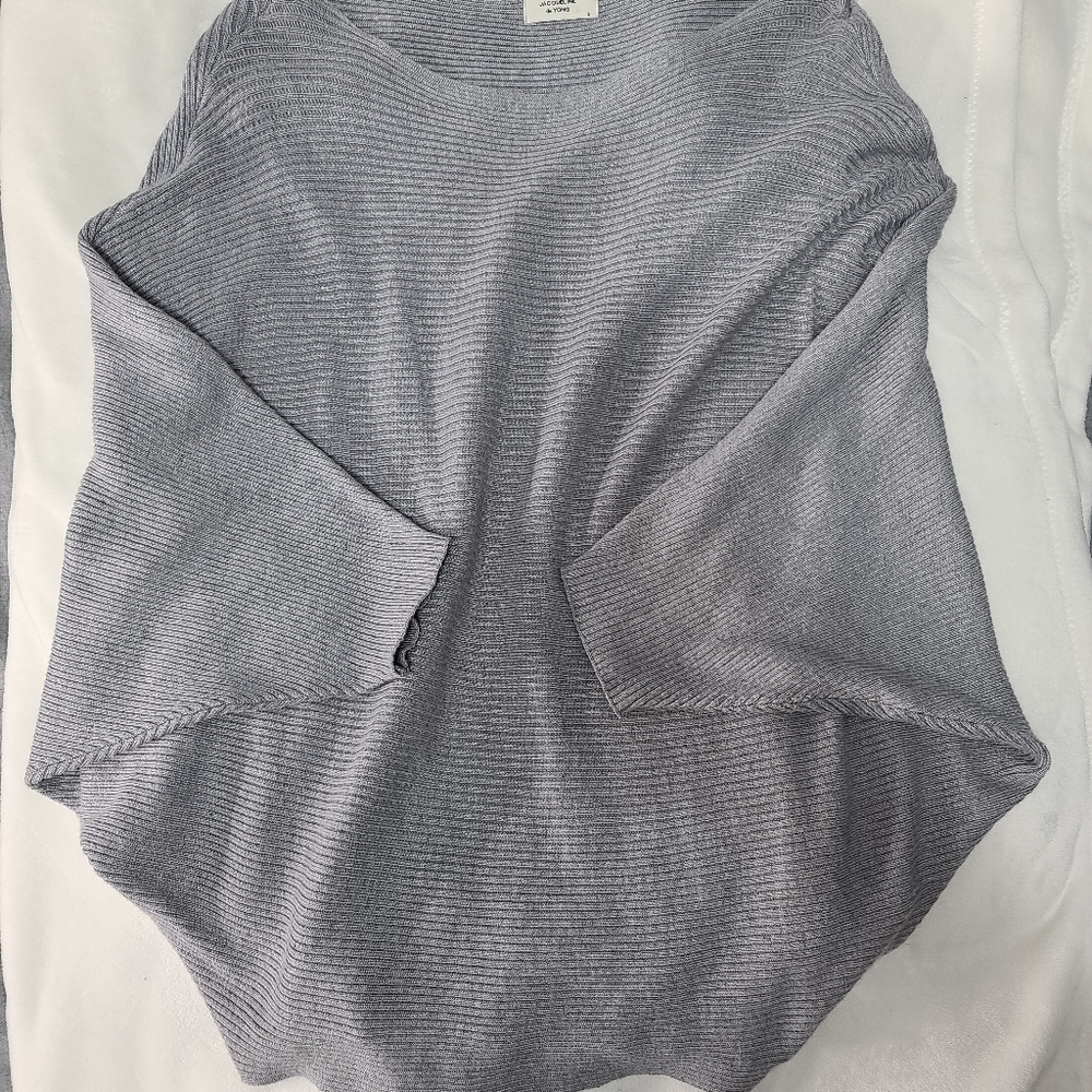 2/25$ 🛍 Grey Top - Picture 3 of 5